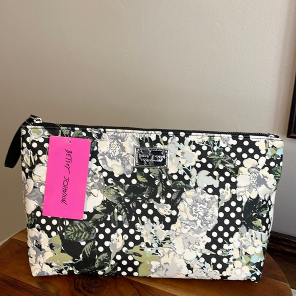 Betsy Johnson wristlet cosmetic bag‎ NWT